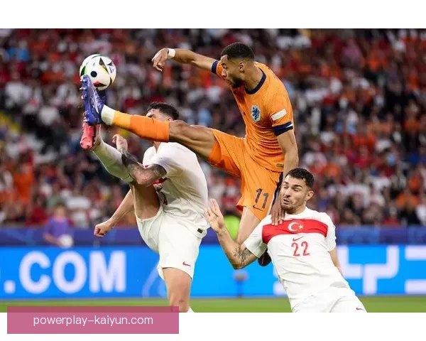 法国后防乌帕梅卡诺在国家队表现稳健，备受关注。